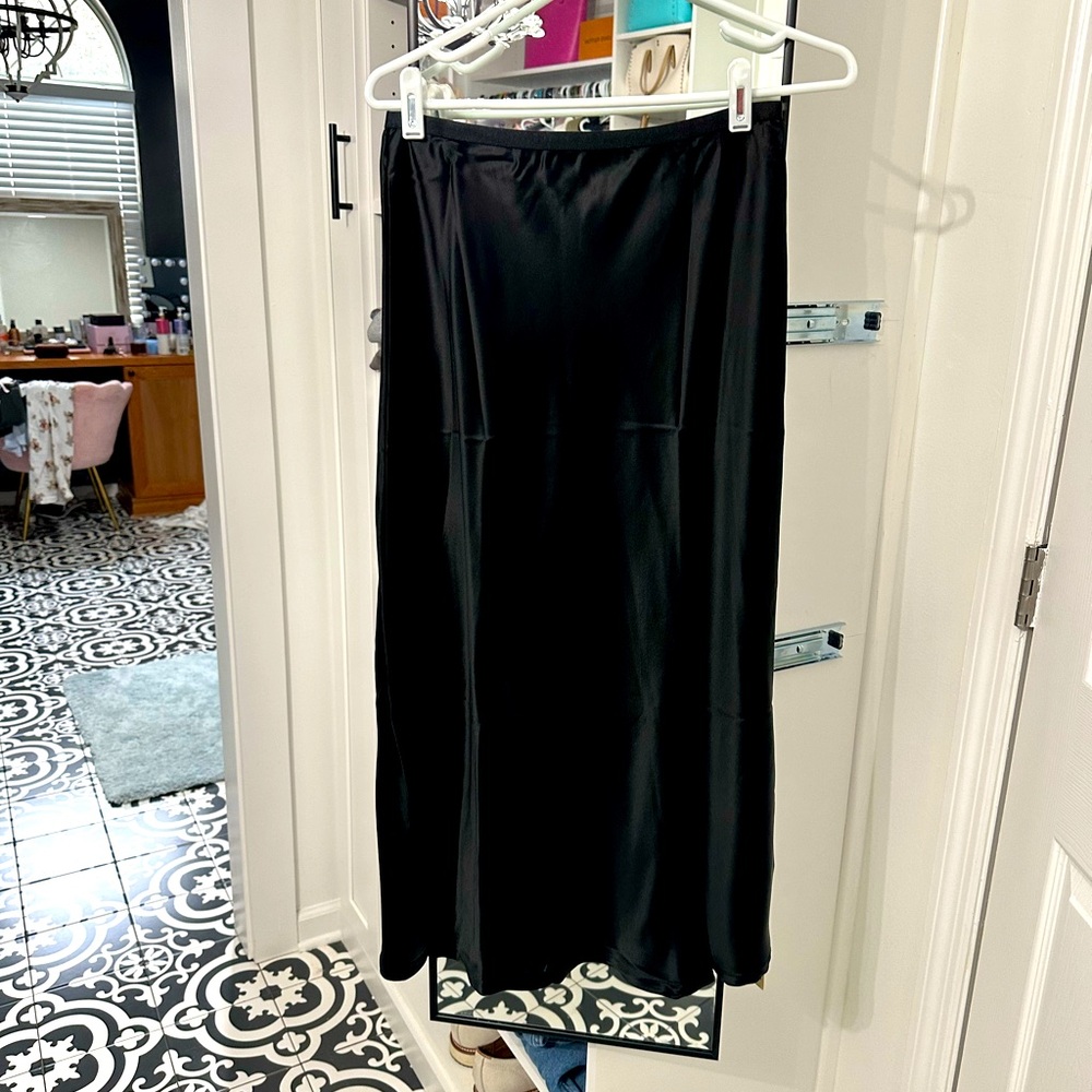 🖤NWT OGL MOVE Silk-Like Bias-Cut Slip Skirt. SIZE MEDIUM. STUNNING BLACK.